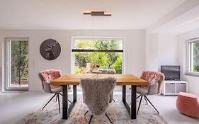 Adenauer Zwölf - Das 5 Sterne Ferienhaus mit Sauna und Garten am Eifelsteig